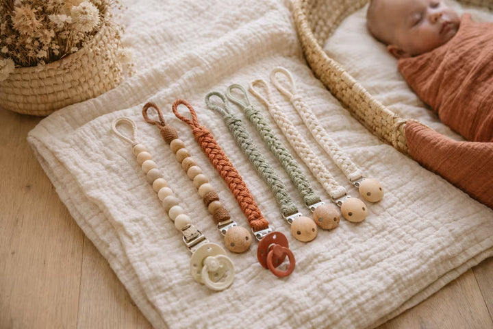 Bebeğiniz İçin Doğru Emzik Askısı Nasıl Seçilir? | Güvenli Rehber
