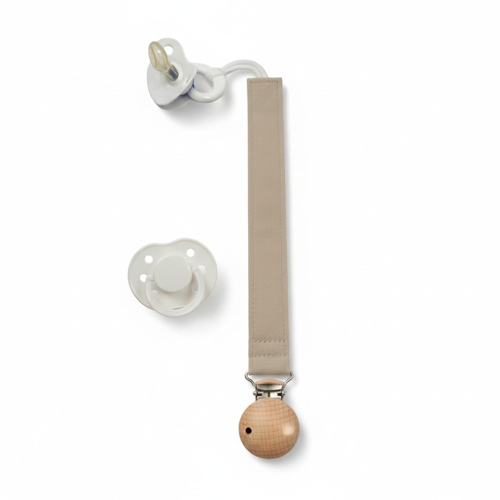 Bebek Kıyafetine Takılı Latte Emzik Askısı